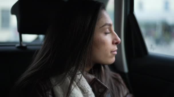 Пассажирка Сидящая Машине Выглядывающая Окно Время Поездки Человек Сидящий Сзади — стоковое видео
