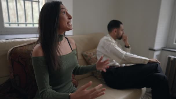 Intense Relatie Talk Jonge Paren Worstelen Problemen Thuis Overwinnen Man — Stockvideo