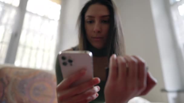 Молодая Женщина Покупает Продукты Помощью Телефона Кредитной Карты Онлайн — стоковое видео