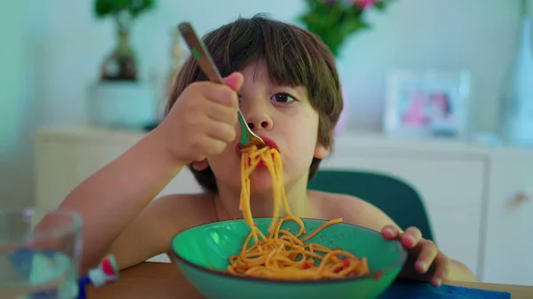 Criança Comendo Espaguete Para Almoço Close Menino Pequeno Come Macarrão — Fotografia de Stock