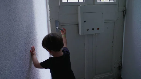 Ребенок Открывает Квартиру Выходит Маленький Мальчик Открывает Вход Дом Выходит — стоковое фото