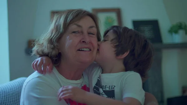 Bambino Che Esprime Amore Con Bacio Alla Nonna Anziana Bacio — Foto Stock