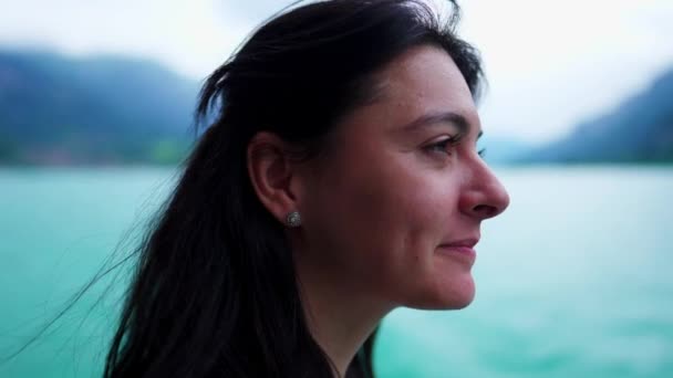 Mulher Despreocupada Desfrutando Viagem Barco Sorrindo Com Olhos Fechados Sentindo — Vídeo de Stock