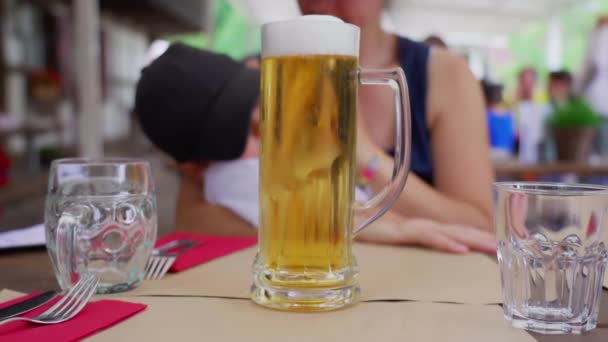 用泡沫 美味的酒精饮料 传统啤酒在大玻璃杯上装饰生啤酒 — 图库视频影像