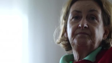 Yakın plan: Kameralar Arası Görüşmeye Aktif Katılımcı Yaşlı Kafkas Kadın