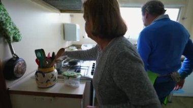 Birlikte yemek pişiren yaşlı çift - Mutfakta Üst Düzey Erkek ve Kadın Hazırlama Yemeği ile Otantik Aile Anı