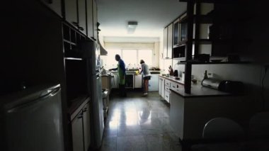 Evli yaşlı çiftin yemek pişirdiği, yemek hazırladığı, otantik yaşam tarzı olan bir daire mutfağı.