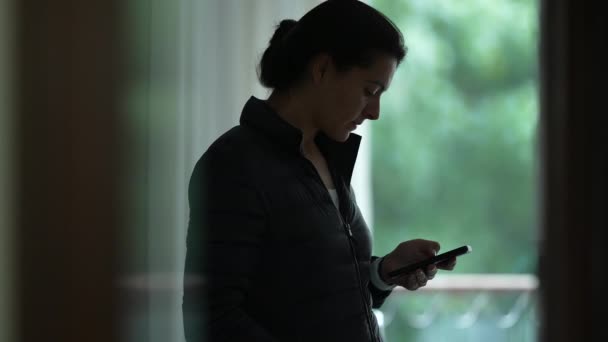 Evdeki Cep Telefonu Cihazına Bakan Bir Kadın Akıllı Telefon Cihazına — Stok video