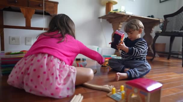 Irmãos Absorvidos Jogo Little Boy Girl Compartilhando Brinquedos Chão Casa — Vídeo de Stock