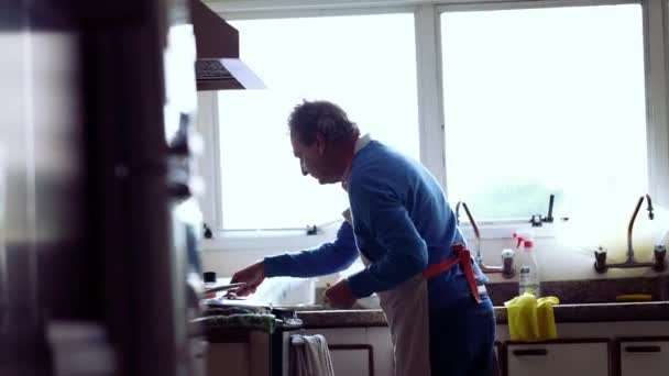 Mutfak Lavabosunun Yanında Yemek Hazırlayan Kıdemli Şefin Arkasında Emekli Yaşlı — Stok video