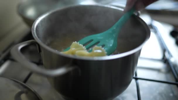 Makaron Gotowania Wewnątrz Wrzącej Wody Metalowej Patelni Kuchni Szczegółowo Pieca — Wideo stockowe