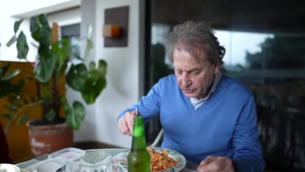 Homme Âgé Dégustant Des Pâtes Alimentaires Pour Déjeuner Assis Sur — Video