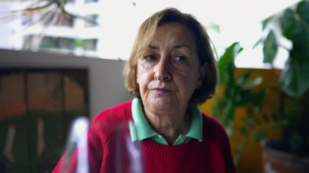 Anciana Saboreando Vino Blanco Balcón Durante Almuerzo — Vídeos de Stock