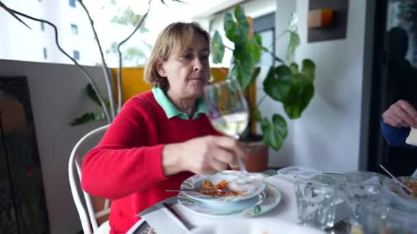Donna Anziana Raccogliendo Bicchiere Vino Bianco Seduto Alla Terrazza Balcone — Video Stock