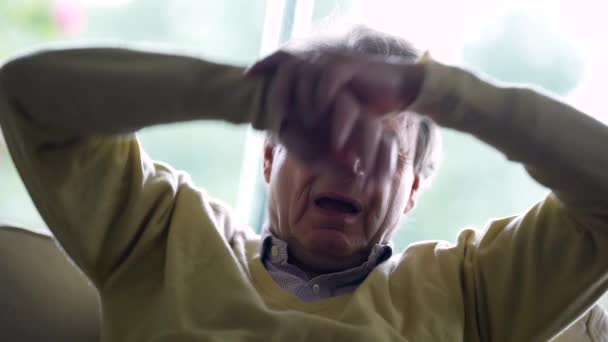 Uomo Anziano Stanco Che Sbadiglia Con Mani Strette Dietro Testa — Video Stock