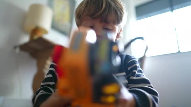 Kleine Jongen Met Vrachtwagen Speelgoed Inspecteren Object Wile Ondergedompeld Het — Stockvideo