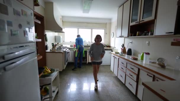 Ηλικιωμένο Ζευγάρι Στέκεται Στην Κουζίνα Στο Σπίτι Γνήσια Οικογενειακή Ζωή — Αρχείο Βίντεο