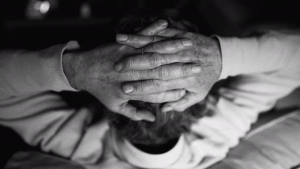 Spatele Bărbatului Vârstă Mâinile Strânse Între Ele Reflecția Mentală Pensivă — Videoclip de stoc
