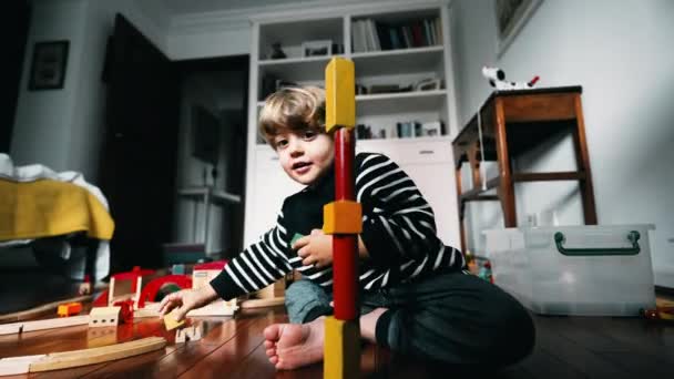 Kisfiú Toronyházat Épített Régi Tömböket Rakott Egymásra Srác Elmerült Saját — Stock videók