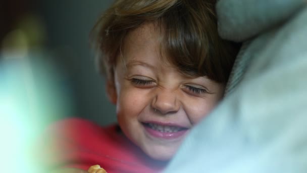 Stilig Glad Barn Ler Mot Kameran Bedårande Närbild Liten Pojke — Stockvideo