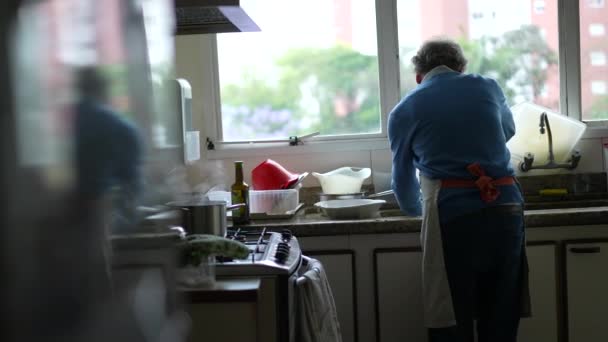 Senior Ved Køkkenvask Opvask Forberede Mad Komfur Ældre Person Madlavning – Stock-video
