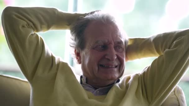 Ευτυχισμένος Ηλικιωμένος Που Ακούει Συζήτηση Ενώ Κάθεται Στον Καναπέ Χέρια — Αρχείο Βίντεο