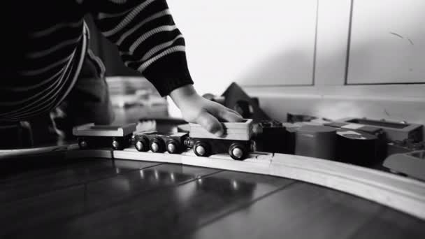 Çocuk Siyah Beyaz Tek Renkli Raylar Üzerinde Klasik Tren Vagonunu — Stok video