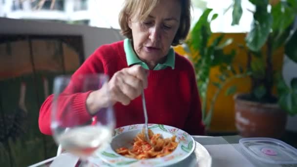 Senior Kvinna Äter Pasta Mat Balkongen Äldre Dam Njuter Måltider — Stockvideo