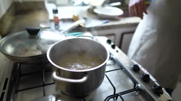 Primo Piano Acqua Bollente All Interno Pentola Metallica Cucina Preparazione — Video Stock
