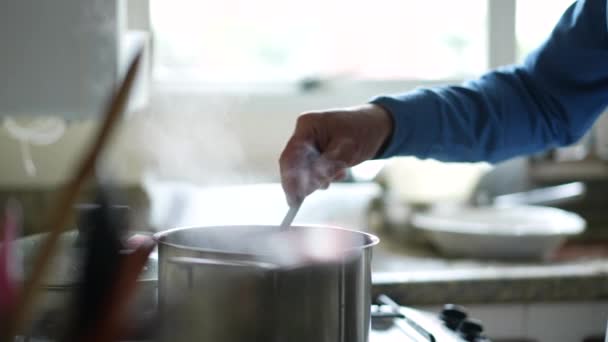 シニアの人 キッチンシンクで手料理をクローズアップ 食品の準備 — ストック動画