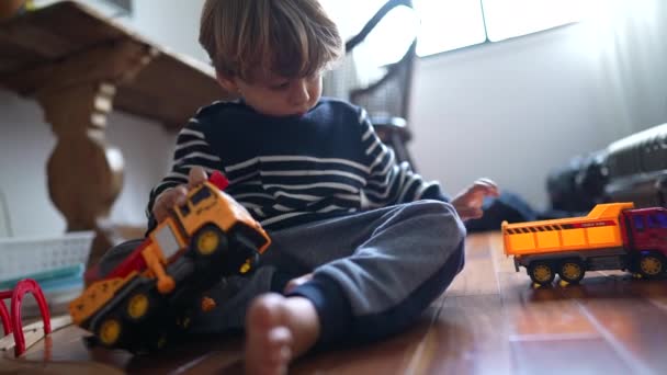 与卡车玩具订婚的小男孩 在家里玩重点游戏的撞车车 沉浸在游戏中的白人儿童 在家里一起玩的小男孩撞车玩具 — 图库视频影像