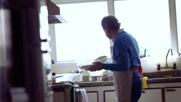Anziano Chef Grembiule Cucina Casa Lavello Cucina Candido Autentico Pensionato — Video Stock