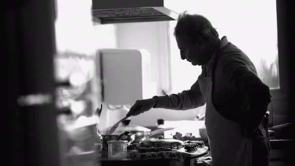 Cena Monocromática Idosos Chef Stirring Meal Fogão Cozinha Homem Mais — Vídeo de Stock
