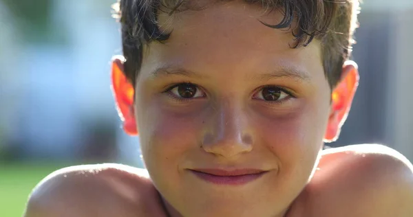 Хлопчик Дитина Посміхається Фотоапарата Портрет Обличчя Відкритому Повітрі Парку — стокове фото