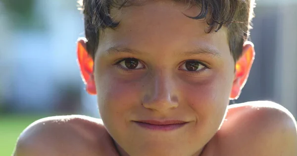 Niño Sonriendo Cara Cámara Aire Libre Parque —  Fotos de Stock