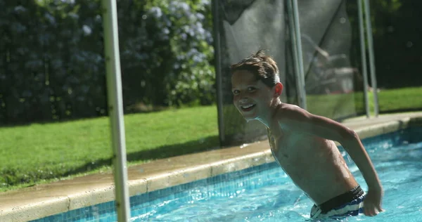 游泳池的男孩在游泳池外面泼水 小孩用手泼水 — 图库照片