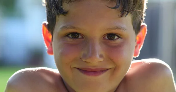 Pojke Barn Ler Mot Kameran Porträtt Ansikte Utomhus Parken — Stockfoto