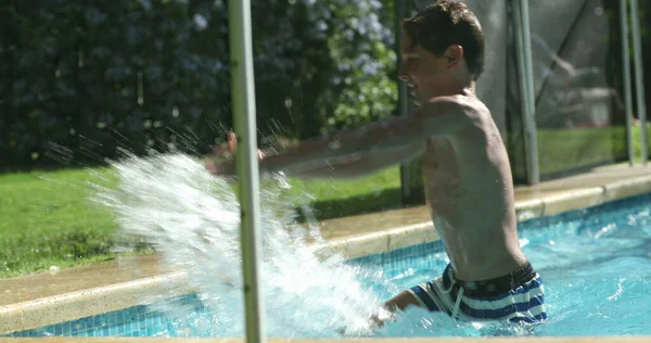 Pojke Vid Poolen Vatten Stänk Vatten Utanför Poolen Barnstänk Vatten — Stockfoto