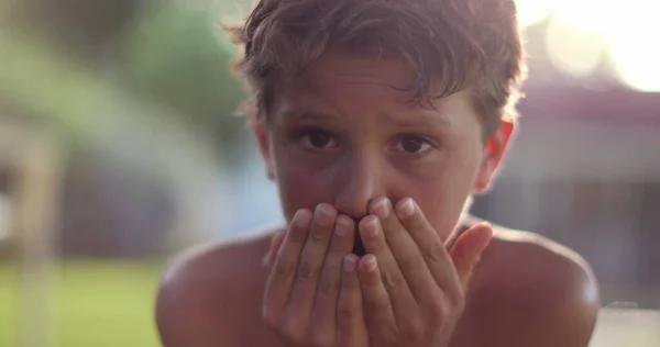 Αγόρι Που Καλύπτει Πρόσωπο Χέρια Αισθάνεται Λυπημένος Παιδί Κρυφοκοιτάζει Από — Φωτογραφία Αρχείου
