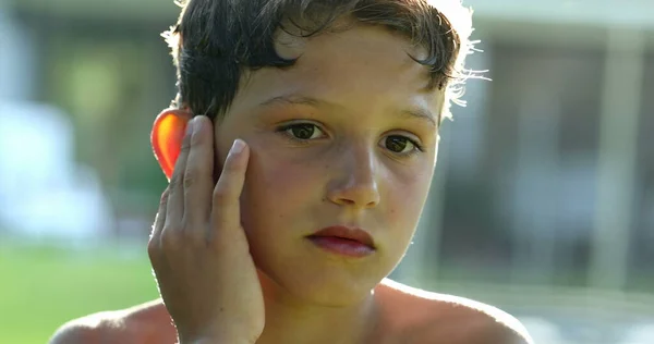 Boy Scratching Ear Casually Portrait Kid Scratches Body Itching Child — Φωτογραφία Αρχείου