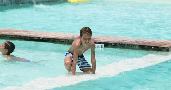 수영장에서 방학을 수있는 가족이다 어린이 수영장으로 뛰어드는 — 스톡 사진