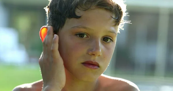 Boy Scratching Ear Casually Portrait Kid Scratches Body Itching Child — Φωτογραφία Αρχείου