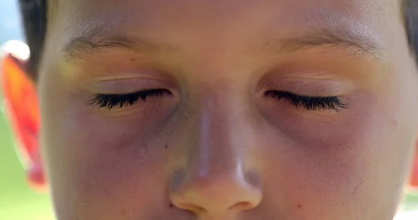 Cara Rapaz Fechar Olhos Perto Criança Macro Olhos Com Olhos — Fotografia de Stock
