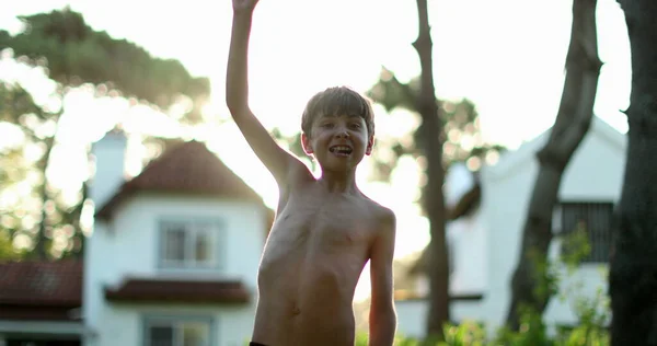 Хлопчик Піднімає Руки Небі Стискаючи Кулаки Перемозі Святкуванні Лінзовим Сонячним — стокове фото