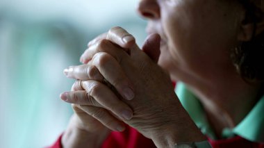 Son sınıf öğrencilerinin elleri derin düşüncelere dalmış. 70 'li yaşlarda yaşlı bir kadının düşünceli vücut dili, detaycı el.