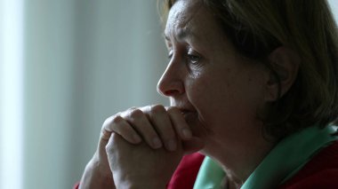 Kaygılı son sınıf öğrencisi kadın kameranın dışında derinden dinlerken sohbete daldı. Konuşmacıyla empati kuran yaşlıların endişeli duyguları.