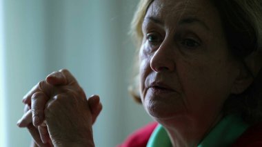 Zihinsel yansımayla pencereye bakan düşünceli son sınıf öğrencisi kadın. Düşüncelere dalmış düşünceli yaşlı bayan.