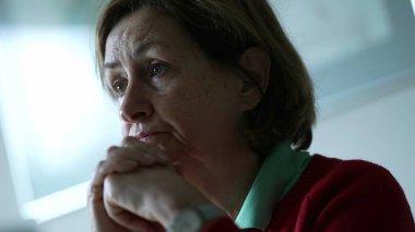 Üst düzey kadın kamera önünde konuşulanları dinliyor, samimi yaşlı bayan arkadaşlarıyla konuşuyor, samimi ve otantik etkileşimler içinde.