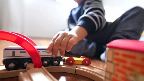 Крупним Планом Дитяча Рука Грає Традиційними Іграшками Дерев Яних Залізничних — стокове фото