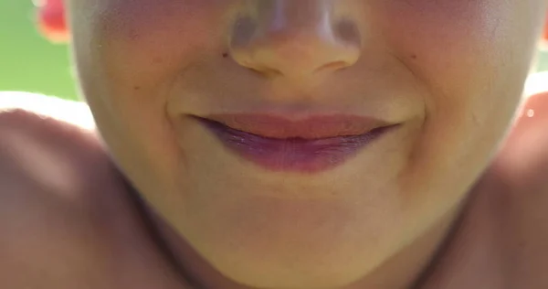 Jungengesicht Großaufnahme Lächelnd Die Kamera Kind Makro Nahaufnahme Lippen Lächeln — Stockfoto